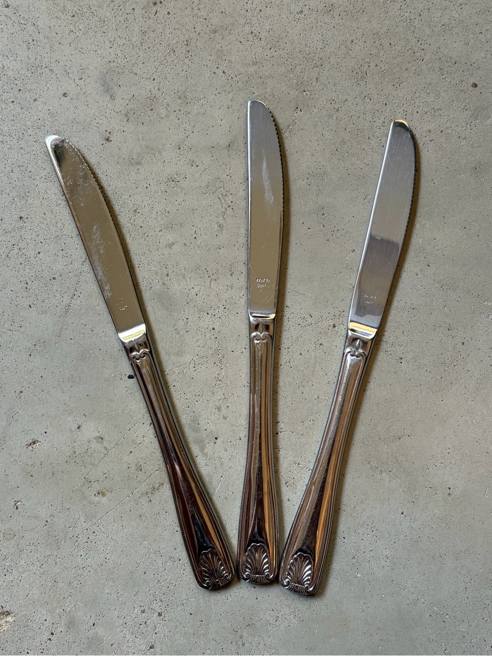 3 Sysco SURF Stainless Steel Dinner Knives Shell